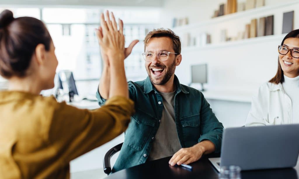 Businesspeoplecelebratingsuccessinanoffice