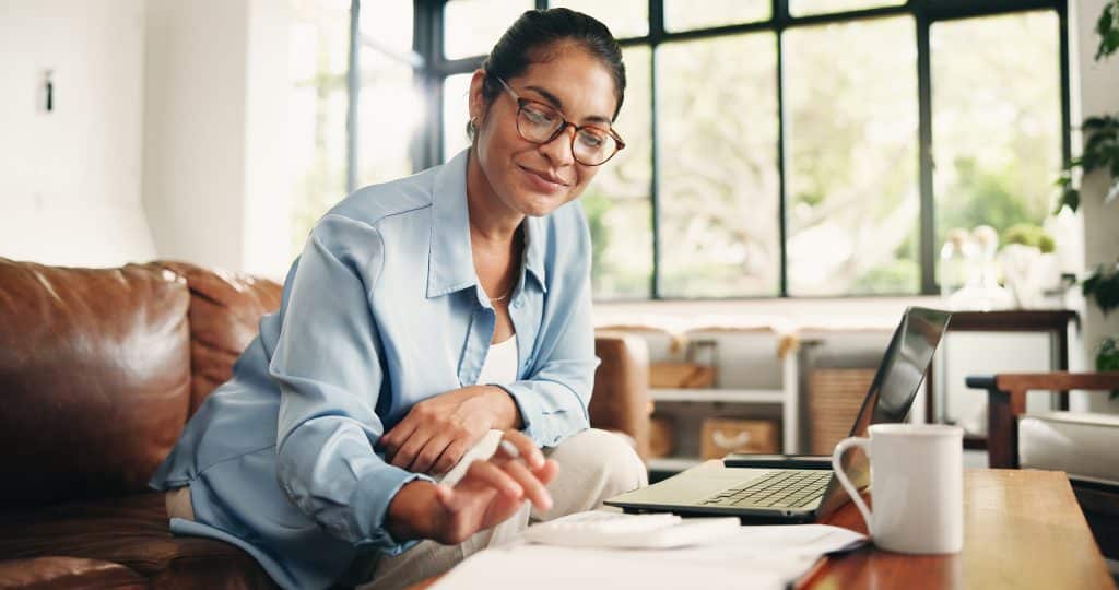 Womanfinanceorcalculatorwithlaptopinhomeforbudgetplanningbillsorexpensesfemalepersonaccountingorchecklistwithdocumentsonsofaforfinancialauditorassetmanagementinhouse